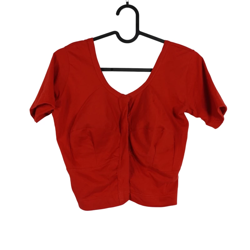 Elején kapocssal záródó, mellrészt kiemelő, rövid fazonú női felső