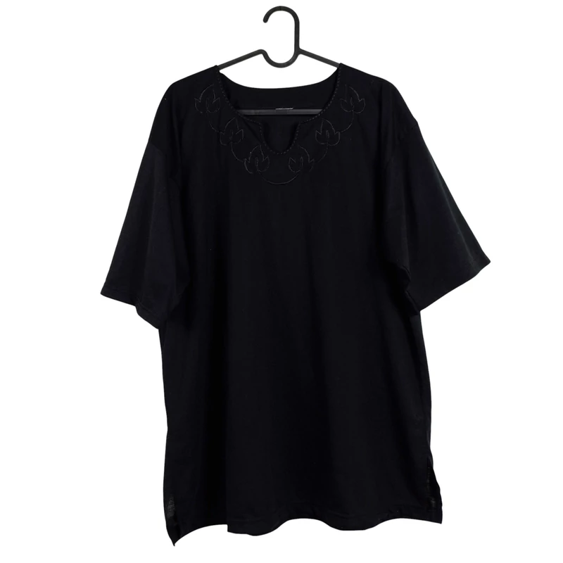 Elején hímzéssel díszített női felső