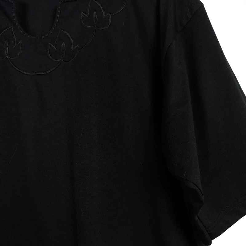 Elején hímzéssel díszített női felső