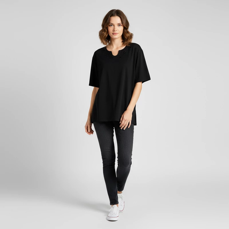 Elején hímzéssel díszített női felső