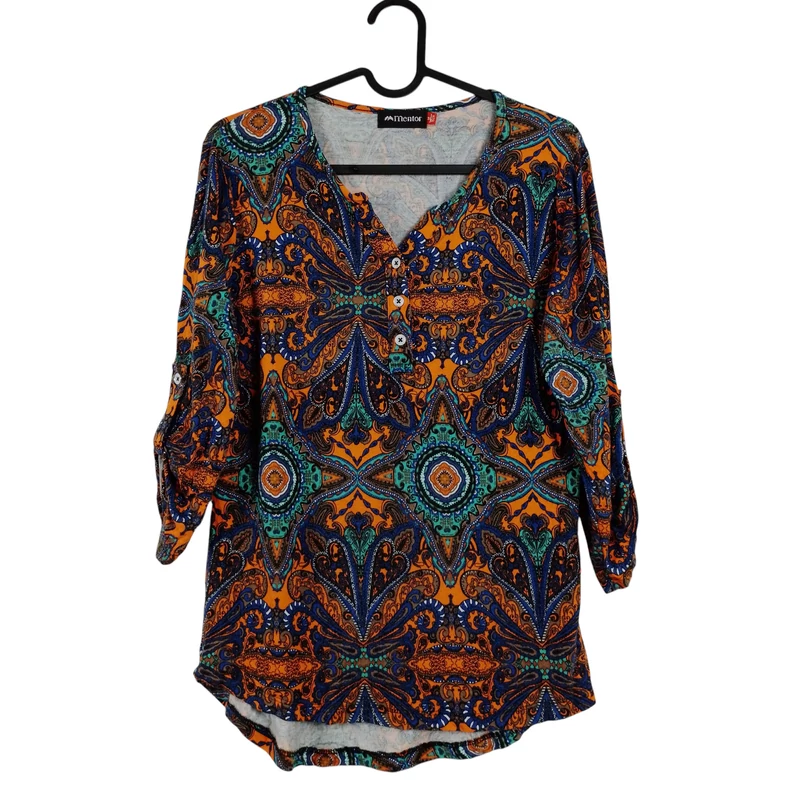 Mellrészén gombos, hátulján hosszított, mintás női felső