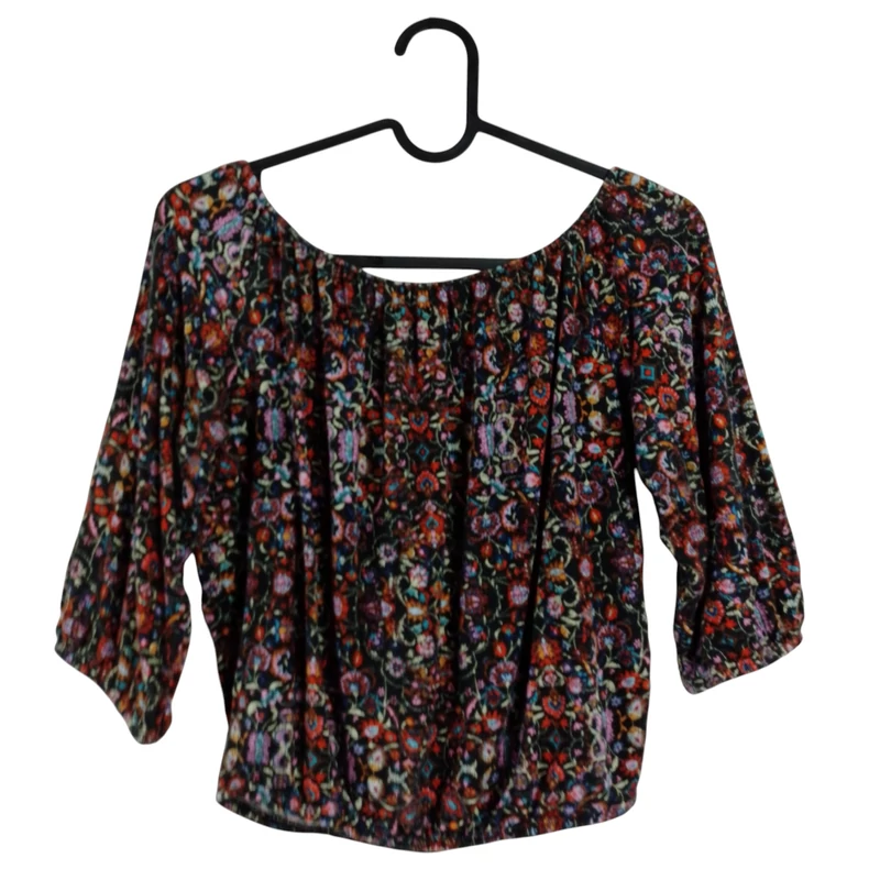 Alján és ujja végén gumis, rövid fazonú, mintás női felső