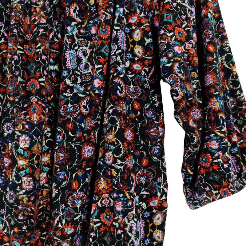 Alján és ujja végén gumis, rövid fazonú, mintás női felső