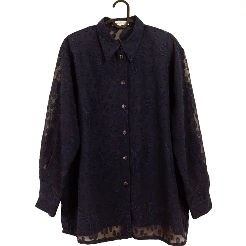 Anyagában mintás, elején gombos, áttetsző női felső