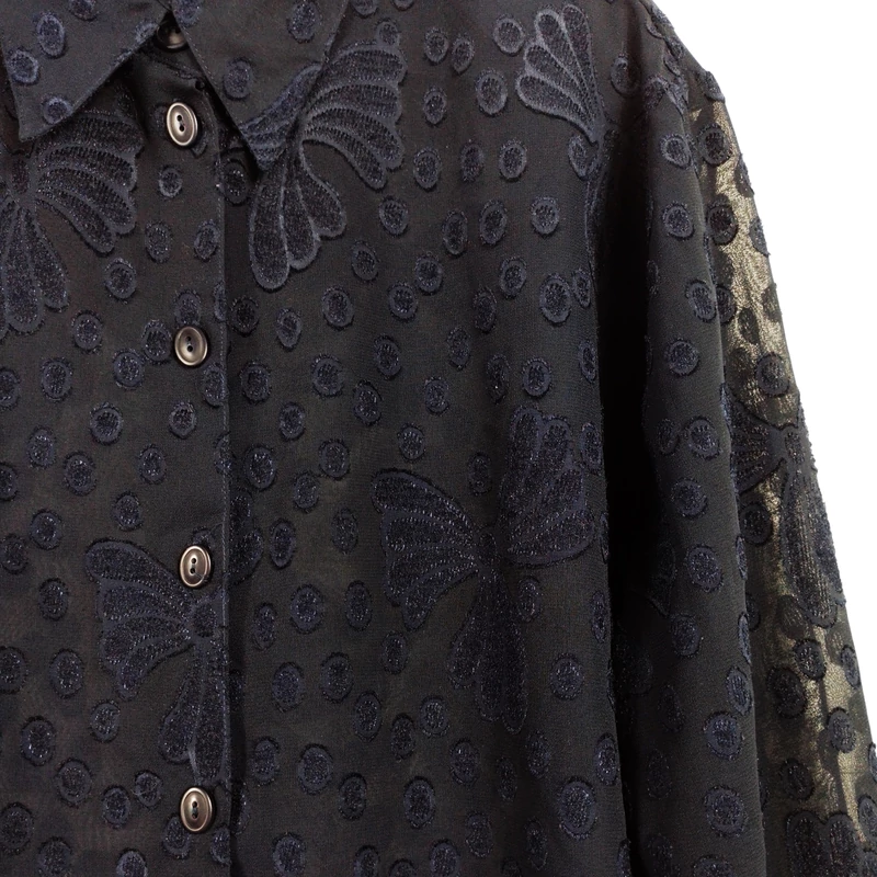 Anyagában mintás, elején gombos, áttetsző női felső