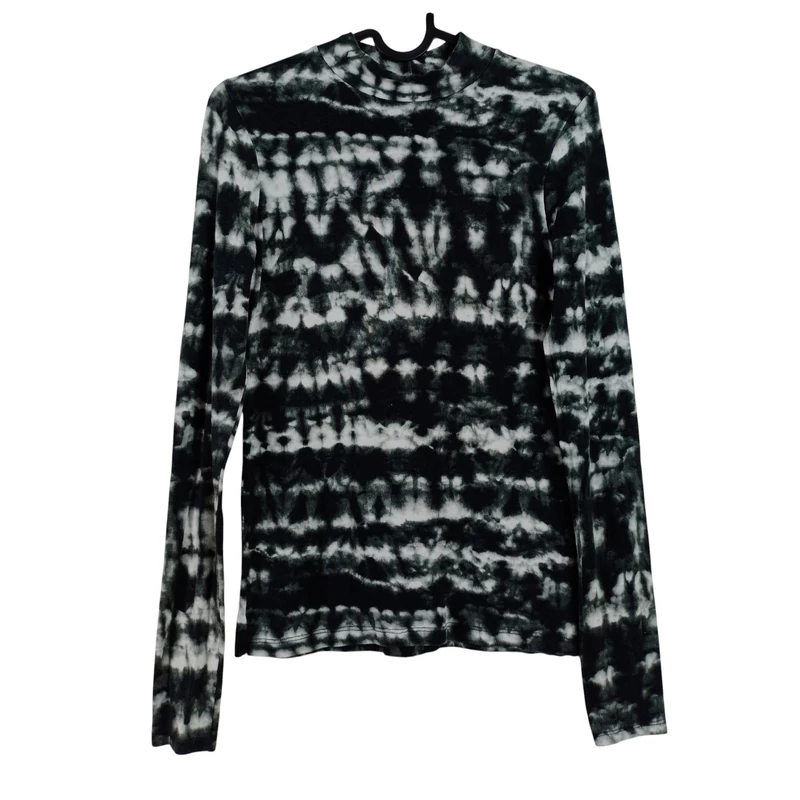 Magas nyakú, mintás női felső