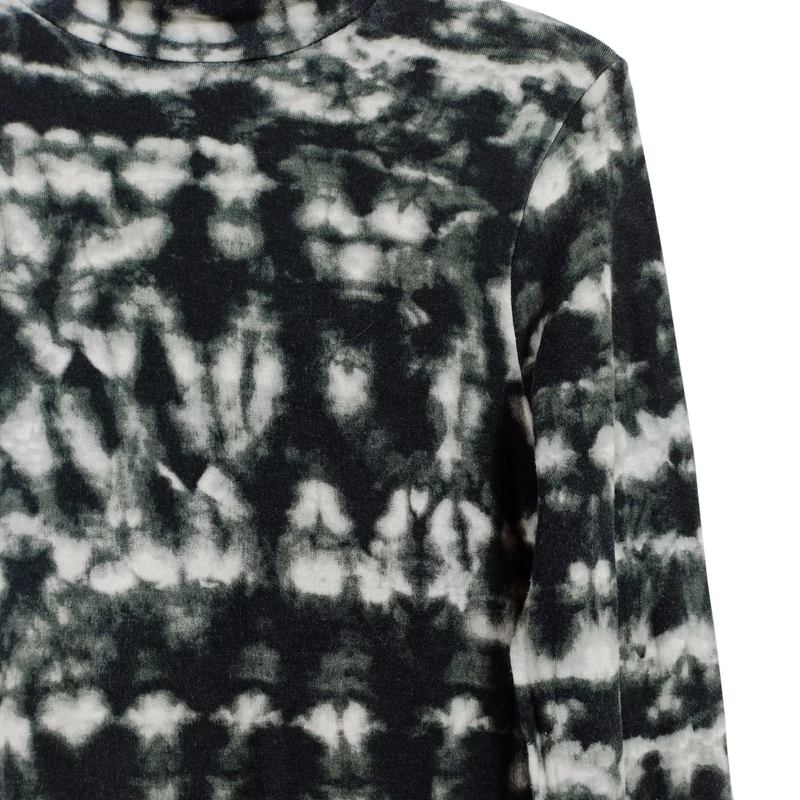 Magas nyakú, mintás női felső