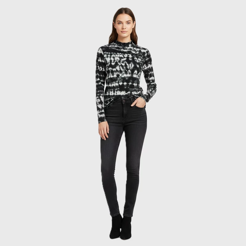 Magas nyakú, mintás női felső