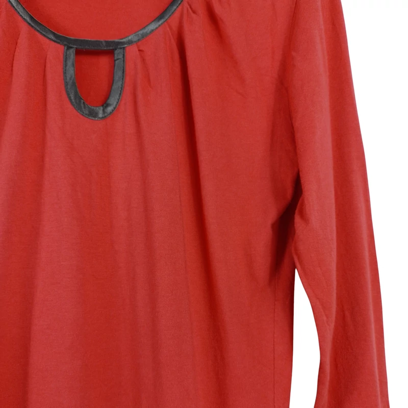 Fekete szegéllyel díszített női felső