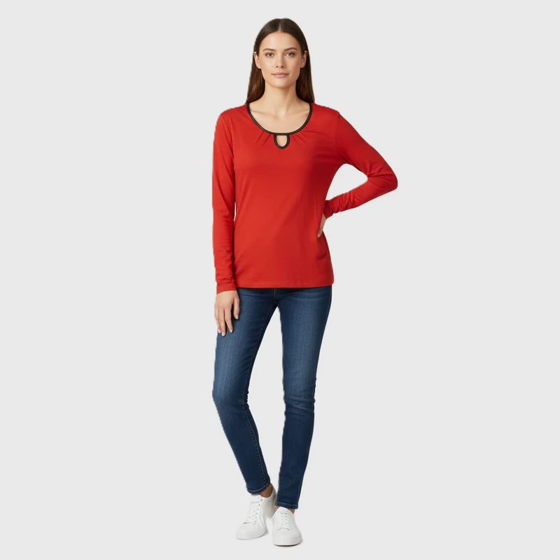 Fekete szegéllyel díszített női felső