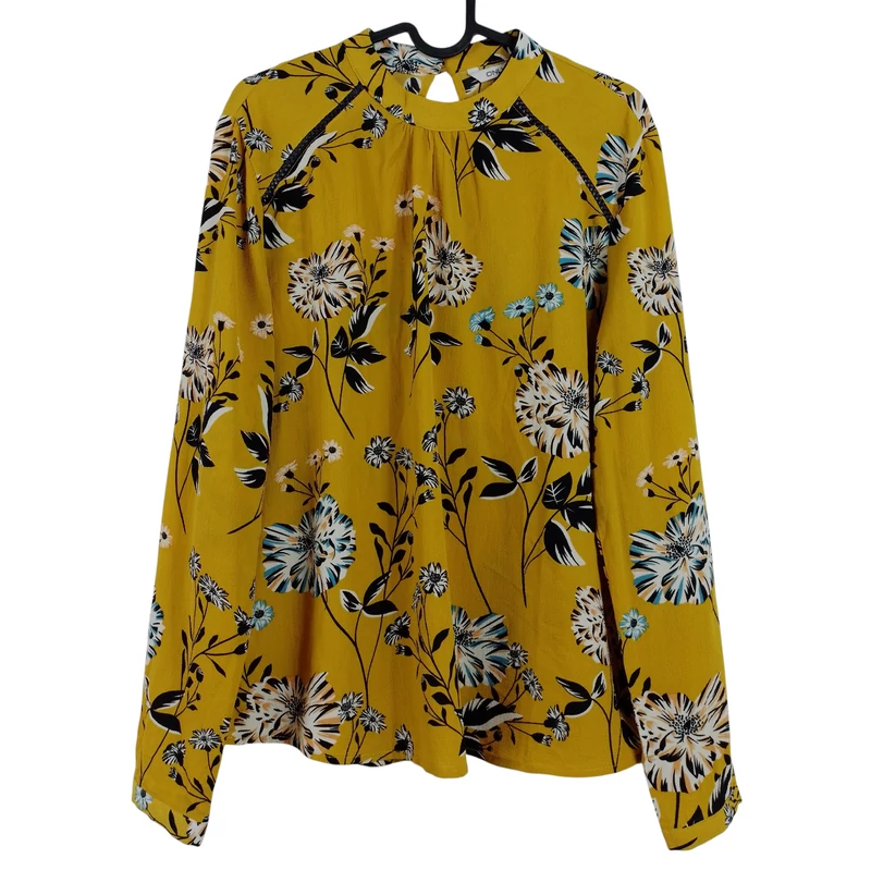 Nyakrészén hátul gombos, virágmintás női felső