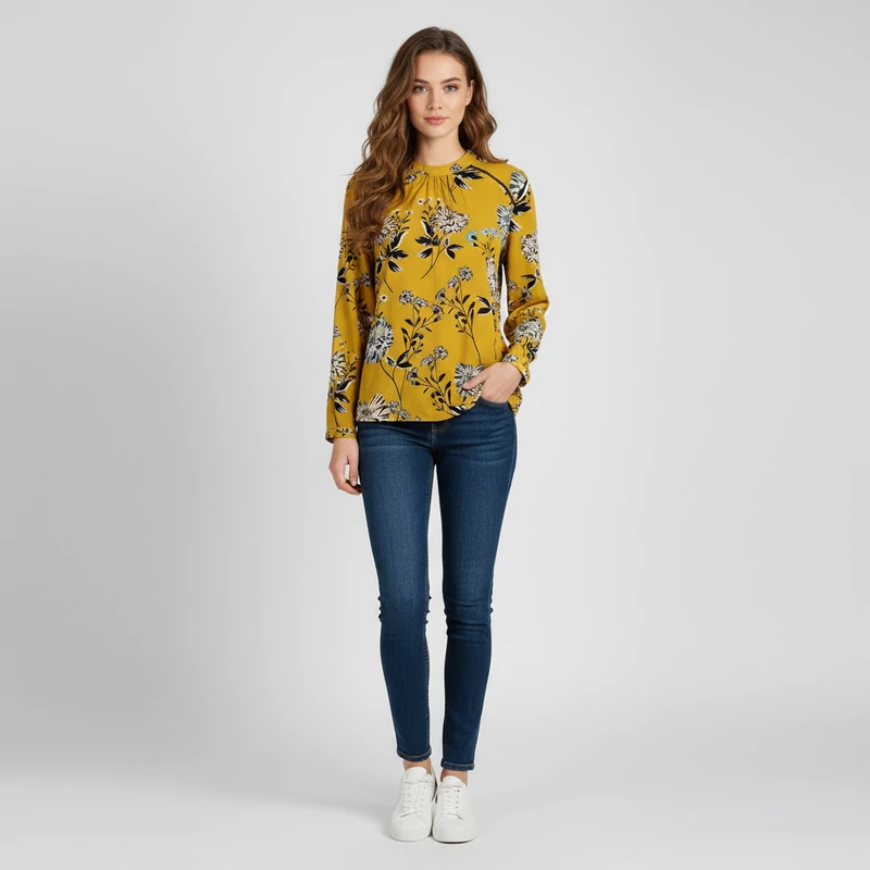 Nyakrészén hátul gombos, virágmintás női felső