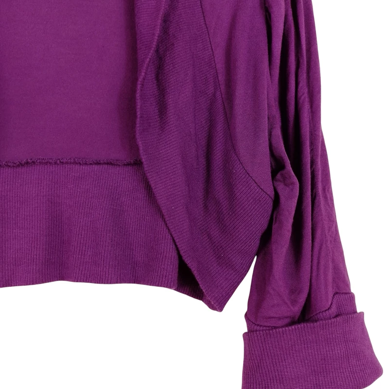 Kötött, elején nyitott, rövid fazonú női felső