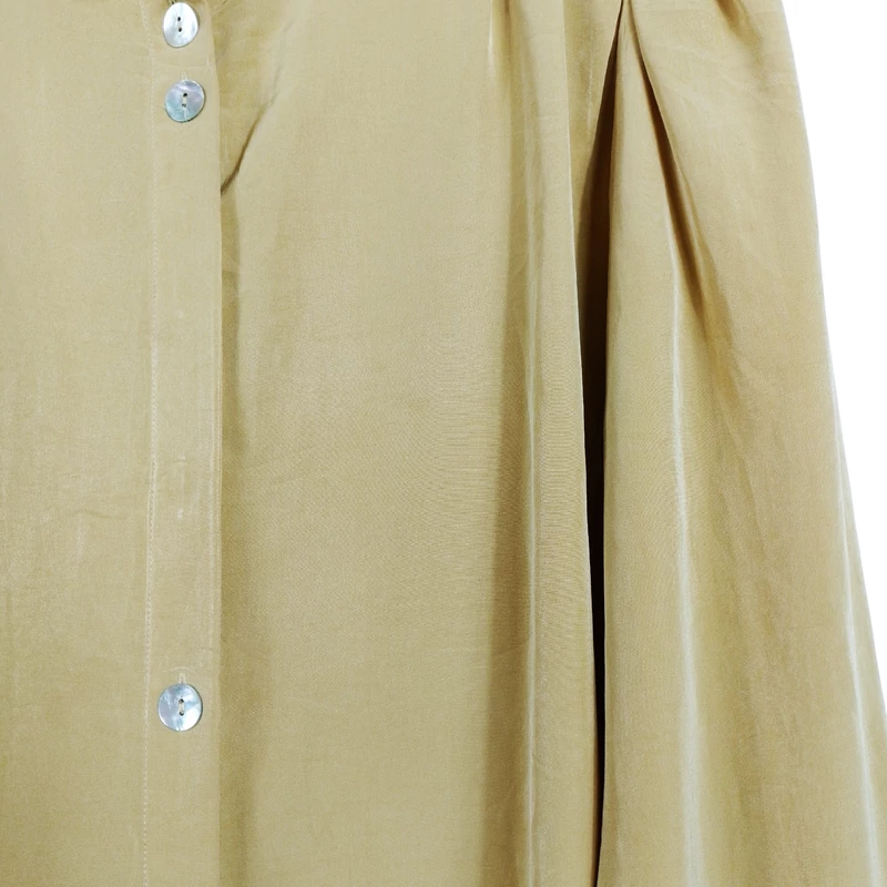 Elején részben rejtett gombolású női felső