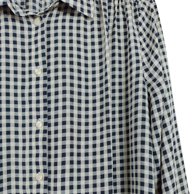 Elején gombos, kockás női felső