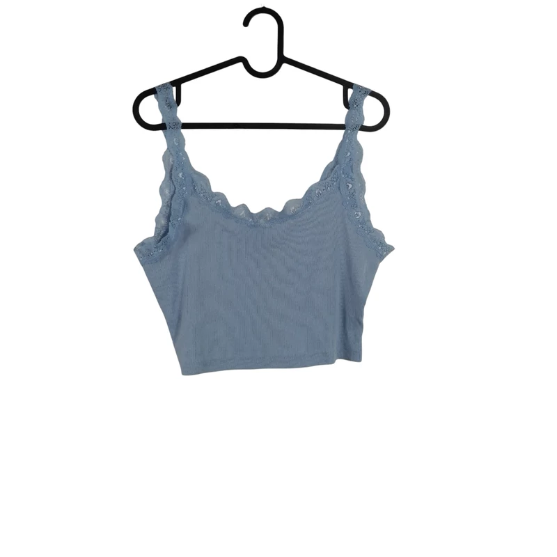 Csipkeszegélyes, rövid fazonú női felső