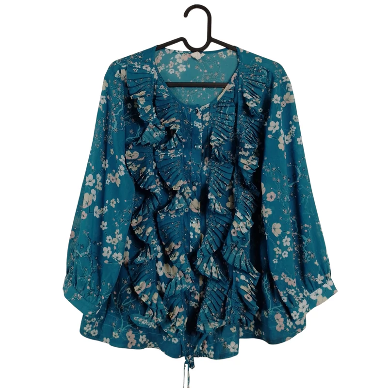 Elején gombos és fodros, alján megkötős, mintás női felső 