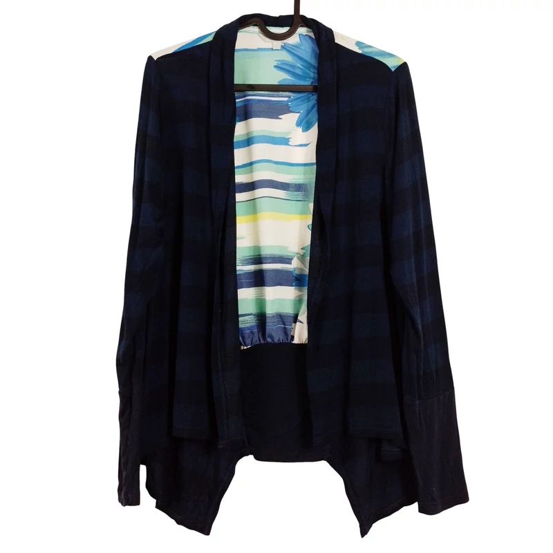 Hátulján mintás, elején nyitott női kardigán