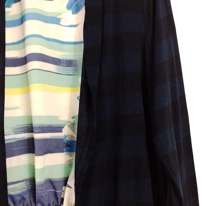 Hátulján mintás, elején nyitott női kardigán