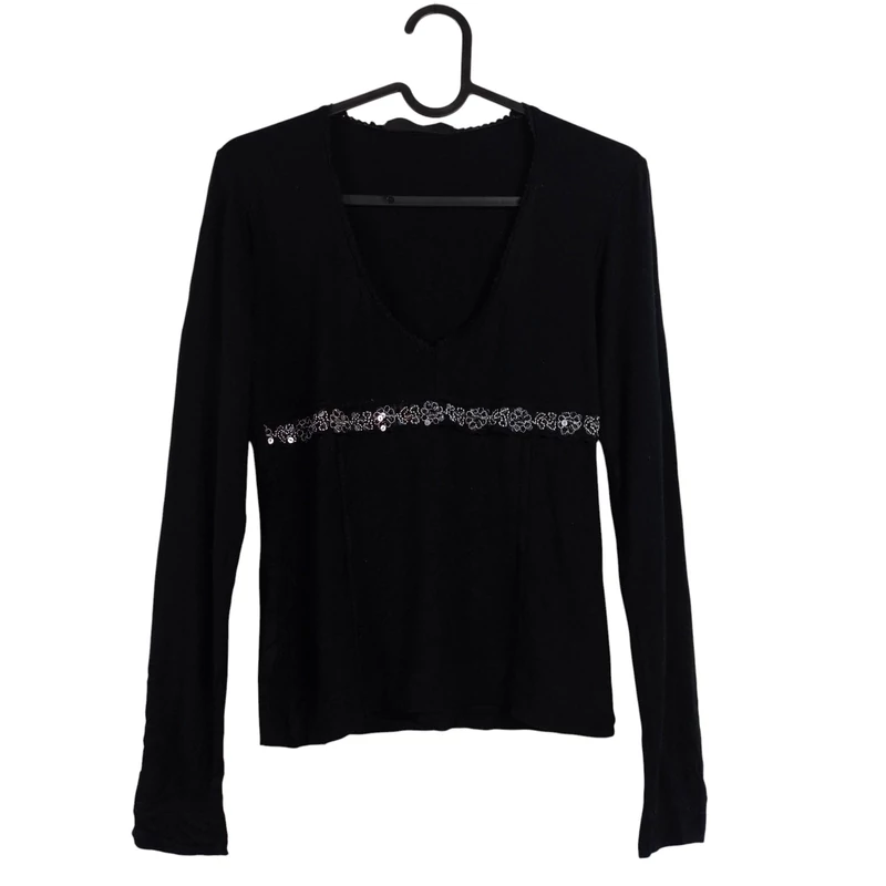 Derékrészén flitterrel díszített női felső 