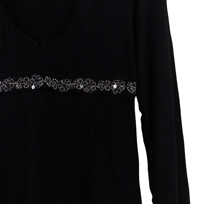 Derékrészén flitterrel díszített női felső 