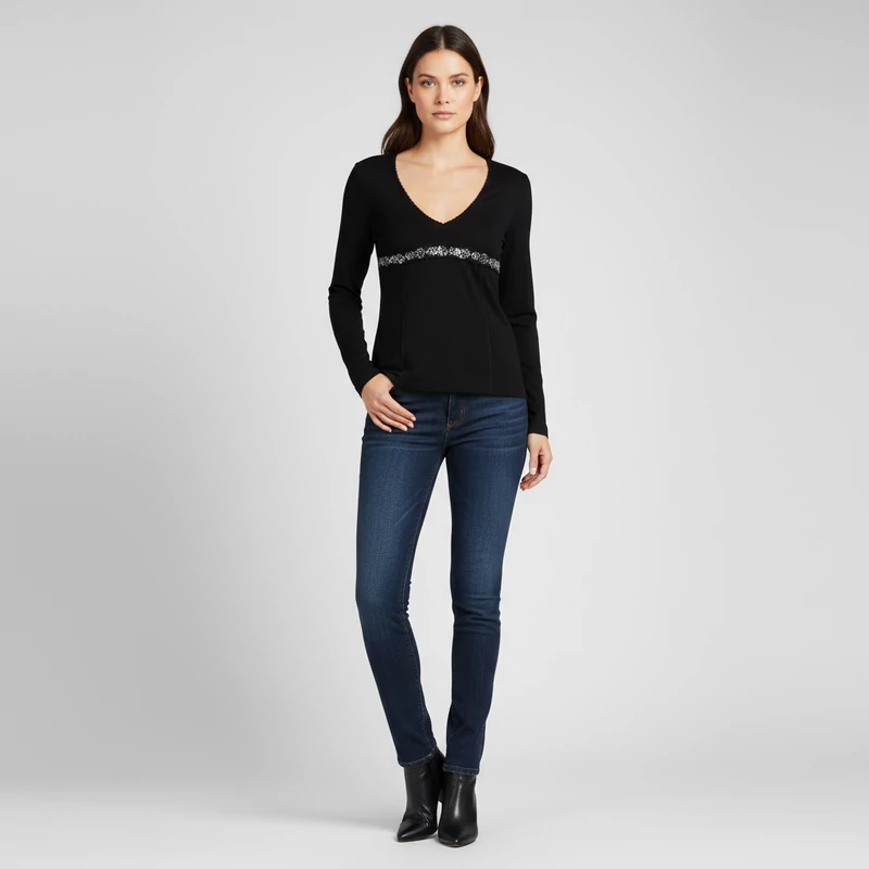 Derékrészén flitterrel díszített női felső 