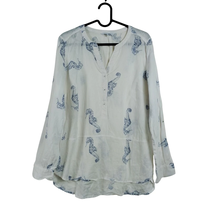 Mellrészén gombos, hátulján hosszított, mintás női felső 