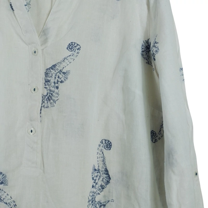 Mellrészén gombos, hátulján hosszított, mintás női felső 