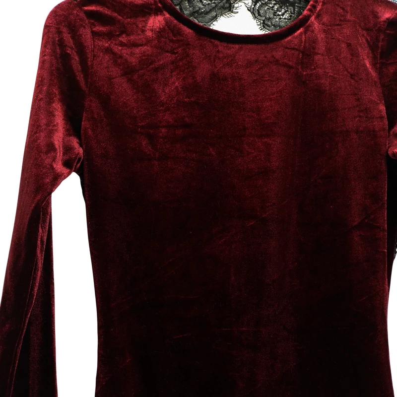 Bársonyból és csipkéből készült, hátán derékig kivágott női felső 