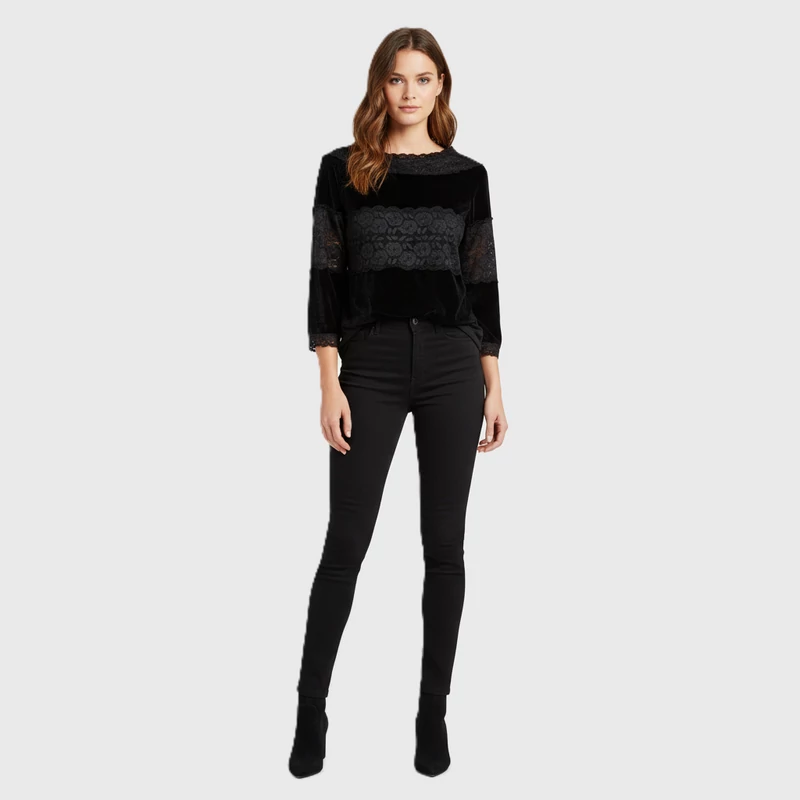 Bársonyból és csipkéből készült női felső 