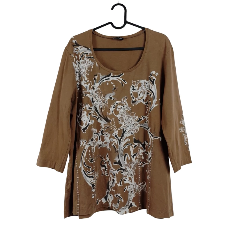 Elején fémelemekkel díszített, mintás női felső