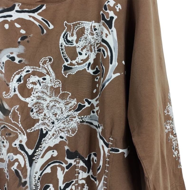 Elején fémelemekkel díszített, mintás női felső