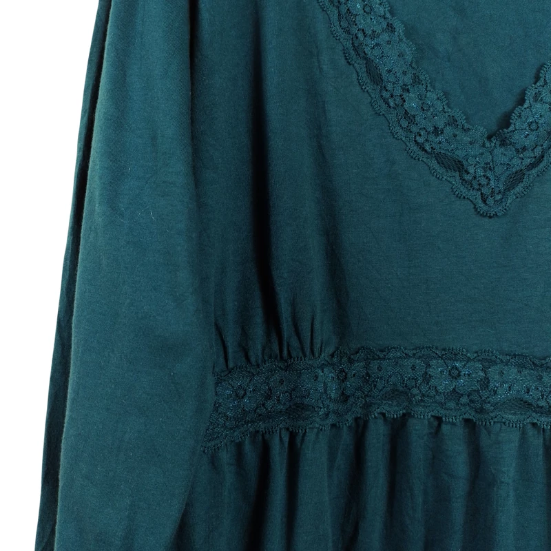 Csipkével díszített, derekán hátul megkötős női felső