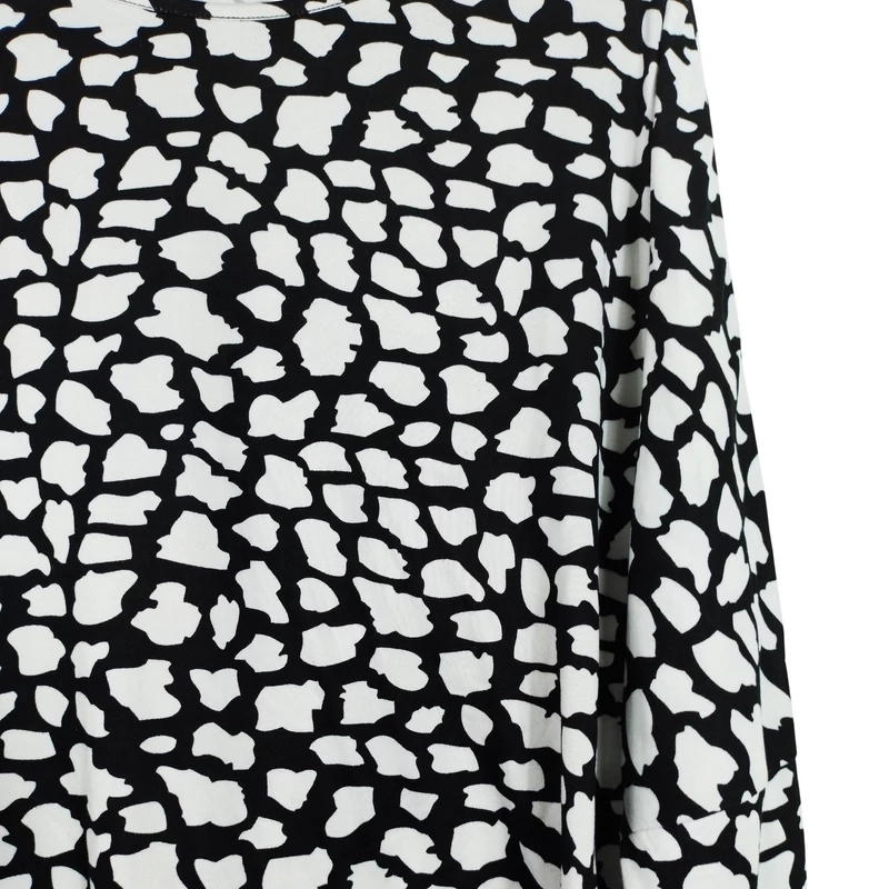 Alján aszimmetrikus, mintás női felső