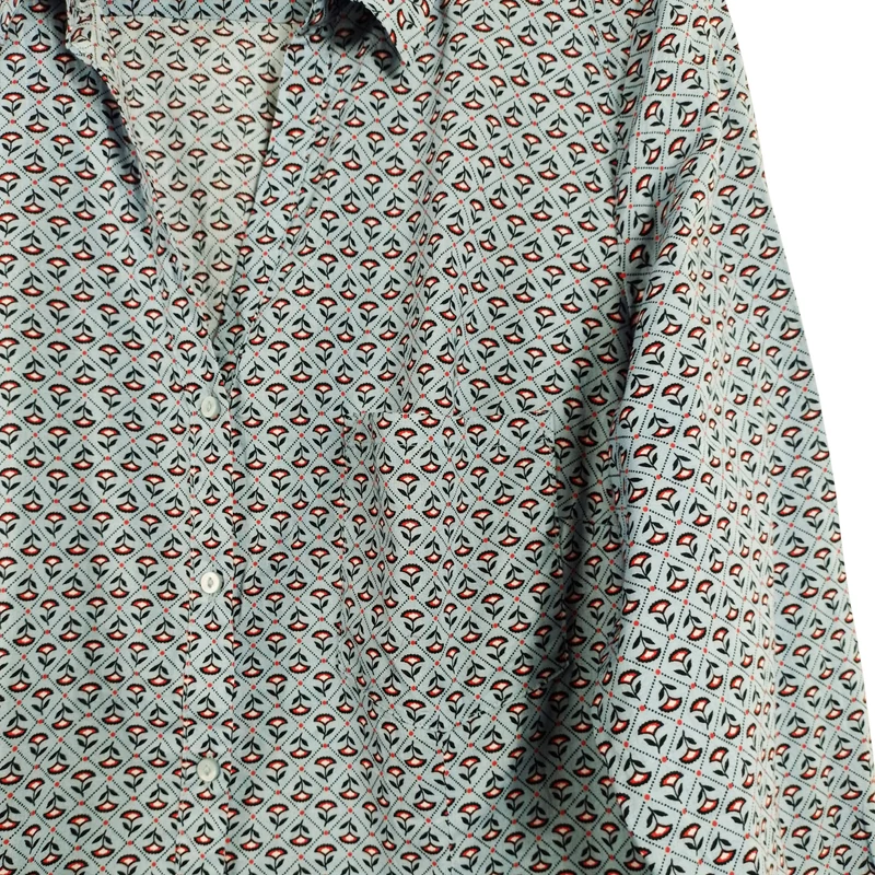 Elején gombos mintás női felső