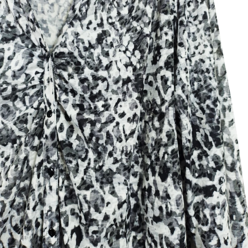 Elején gombos, galléros, mintás női felső