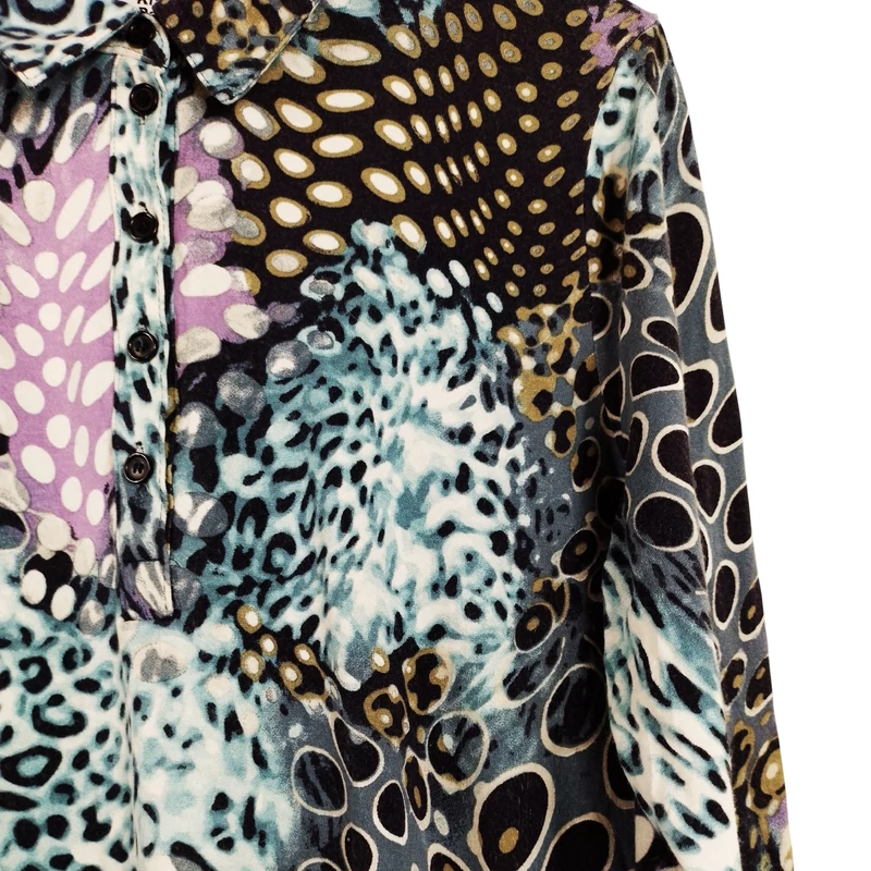 Mellrészén gombos, galléros, mintás női felső