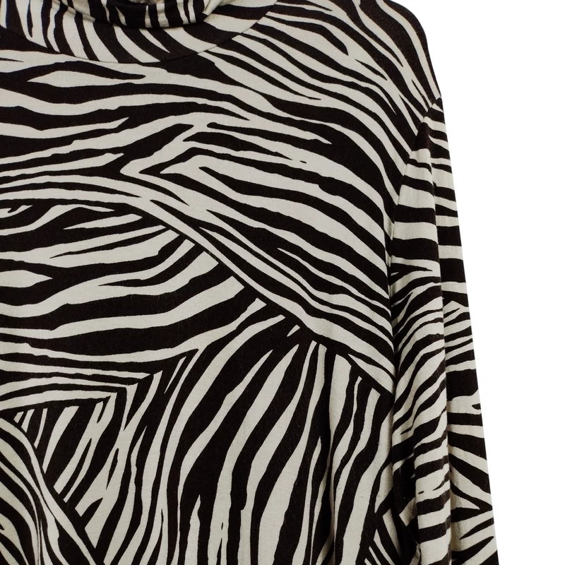 Magas nyakú, mintás női felső