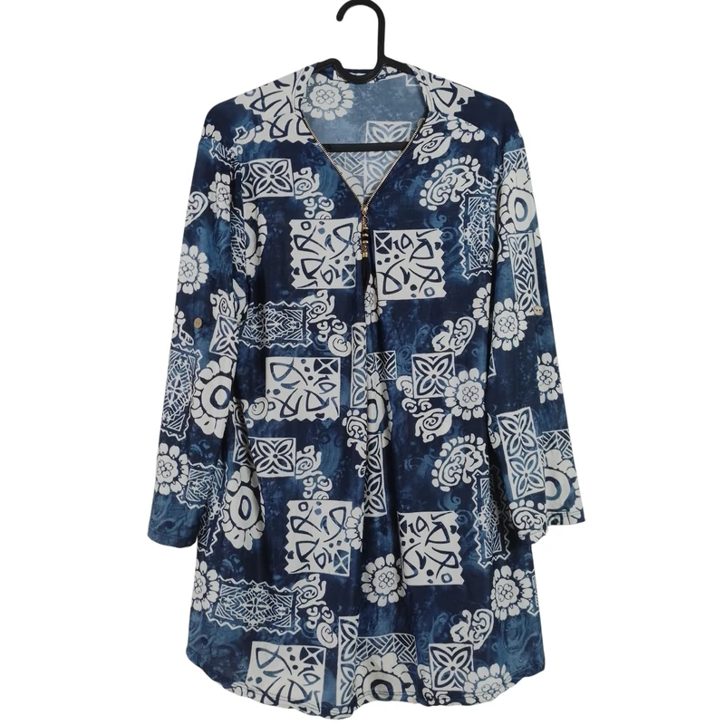 Nyakrészén cipzáras, mintás női felső