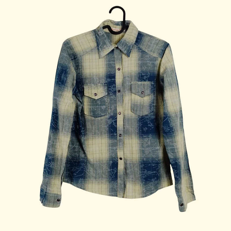 Elején patenttal záródó, zsebes, mintás női felső