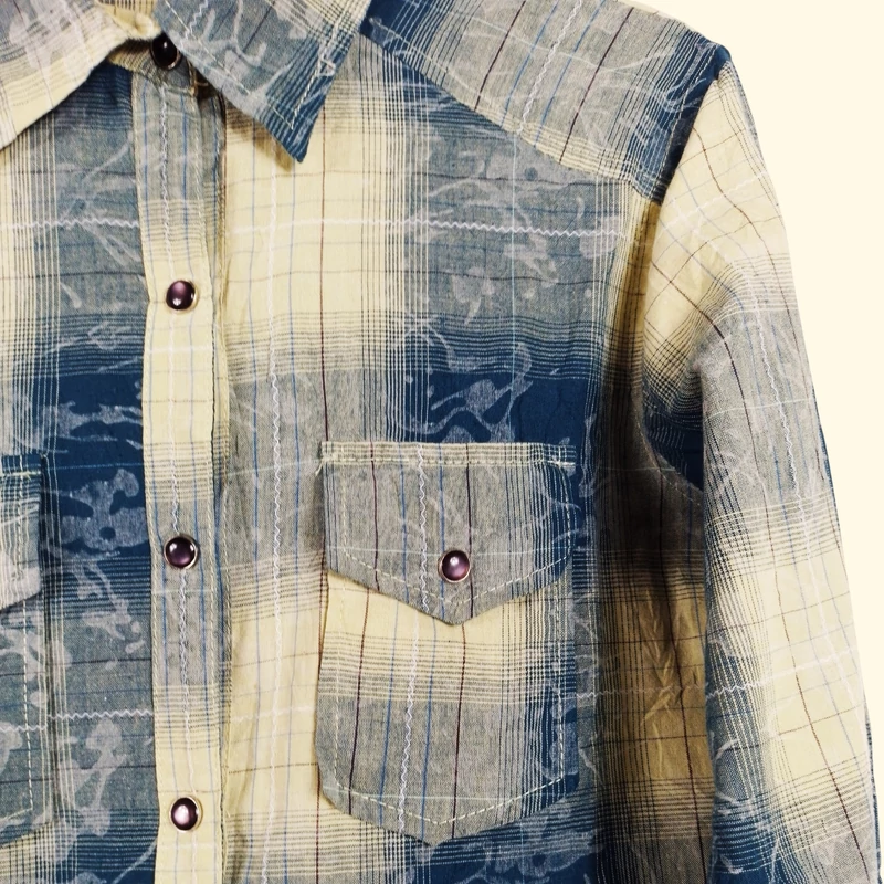 Elején patenttal záródó, zsebes, mintás női felső