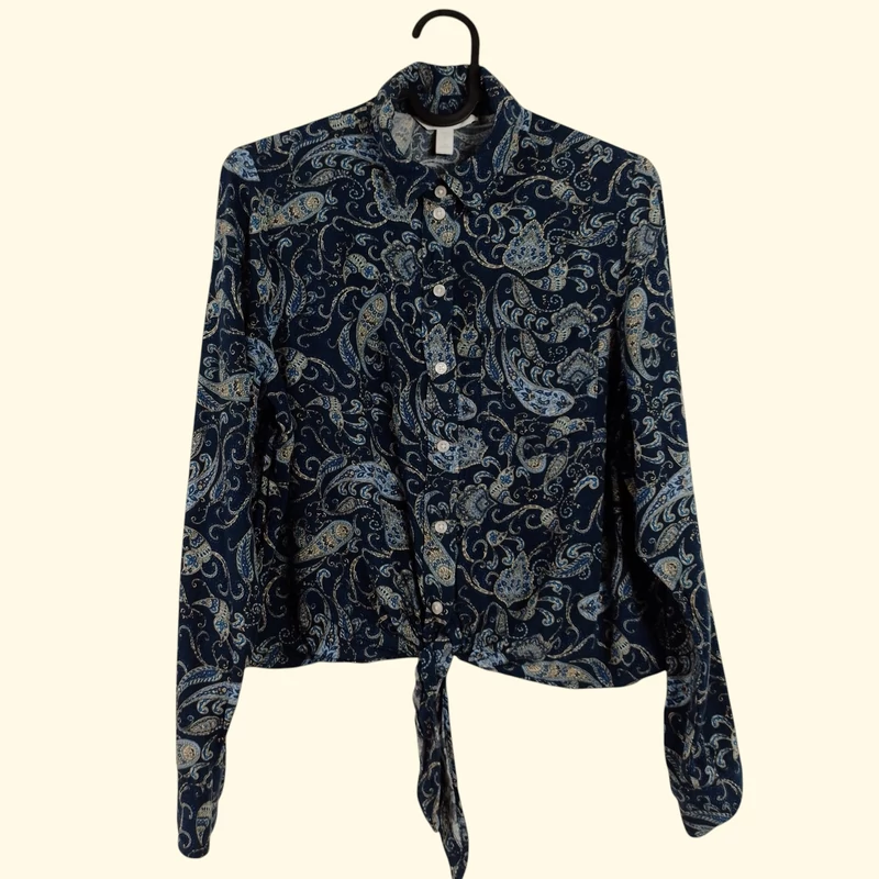 Elején gombos, alján megkötős, mintás női felső