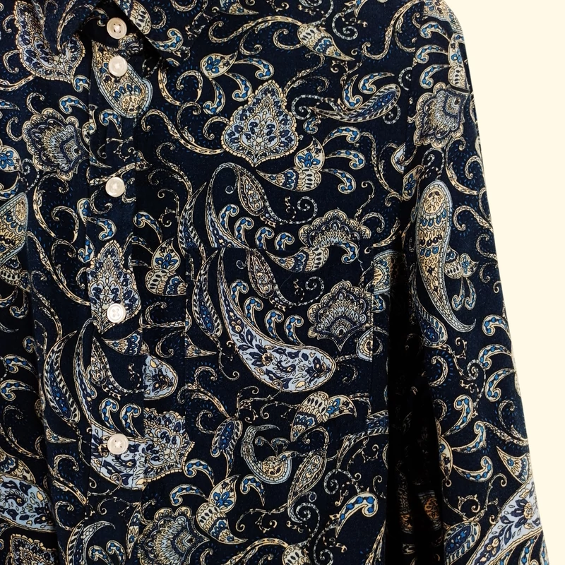 Elején gombos, alján megkötős, mintás női felső