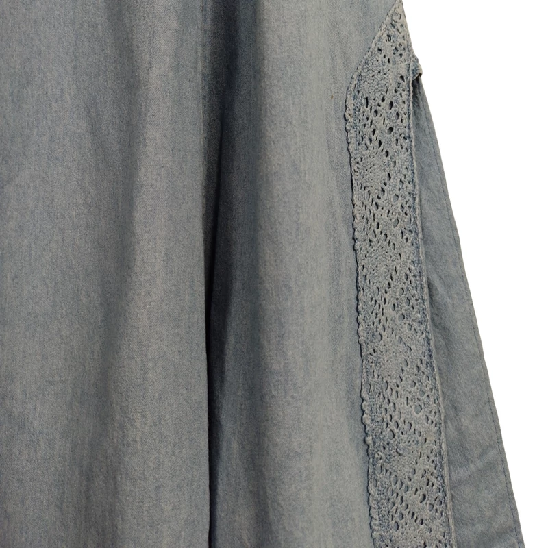 Hátul cipzáras, oldalán alul csipkével díszített és felsliccelt női szoknya