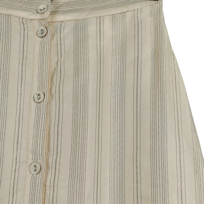 Elején gombos, csíkos női szoknya