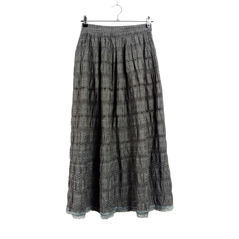 Derekán gumis, alján csipkével díszített, mintás női szoknya