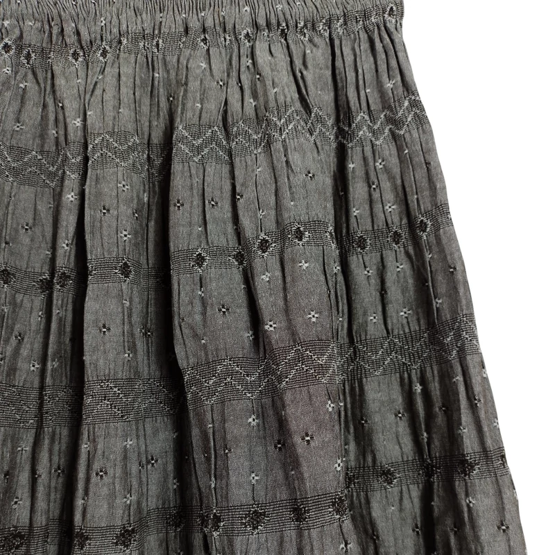 Derekán gumis, alján csipkével díszített, mintás női szoknya