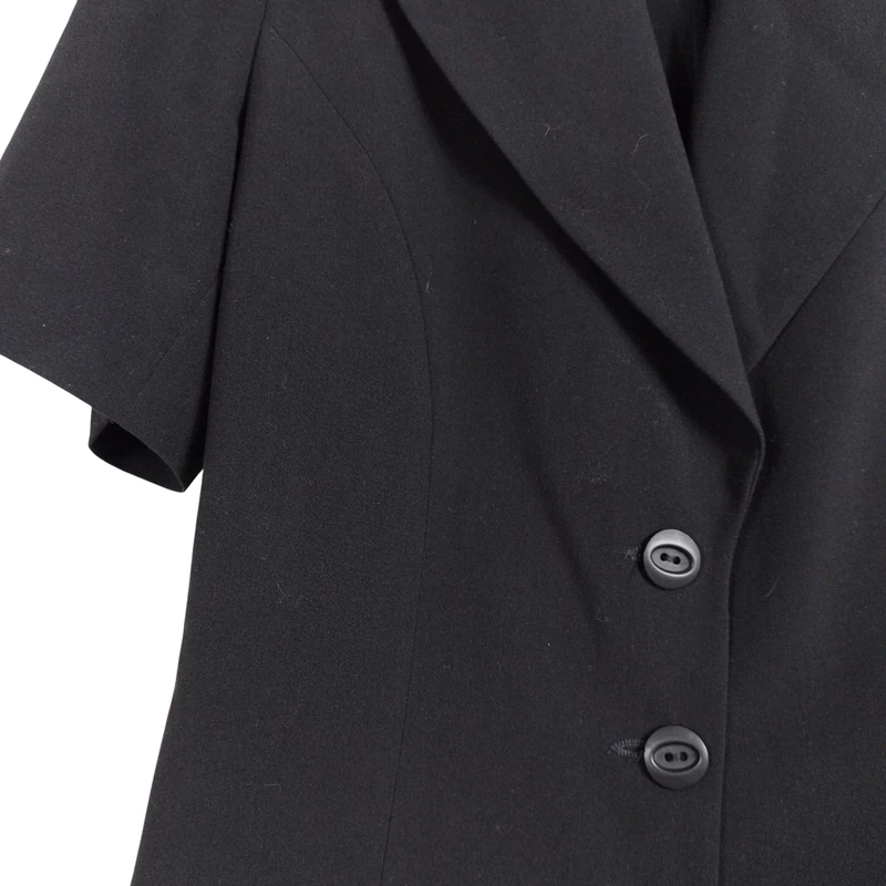 Elején gombos rövid ujjú női zakó