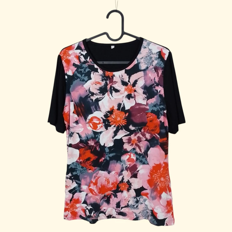 Elején mintás, rövid ujjú női felső, M méret