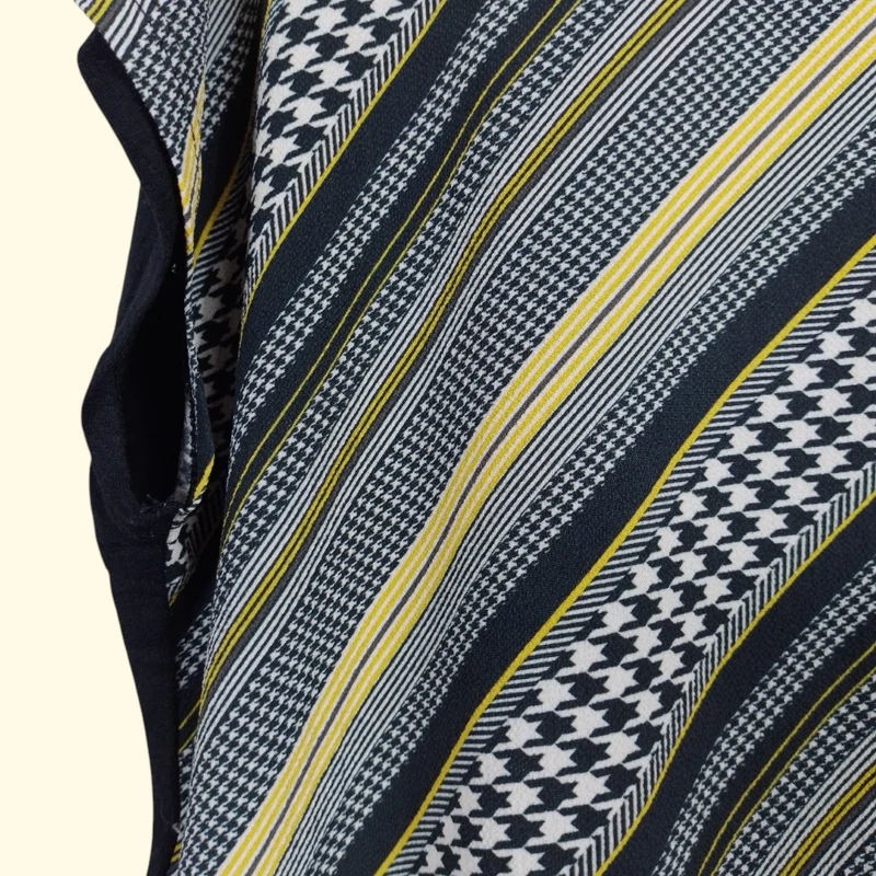 Elején mintás, ujjatlan női felső, M méret